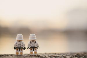 lego-minifigs-looking-away